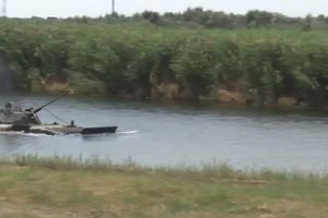 (VIDEO) VEŽBE U VOLGOGRADU: Pogledajte kako ruski tenk izvodi manevre pod vodom