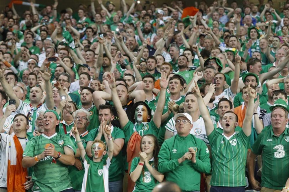 (VIDEO) OVO FRANCUSKA NIJE VIDELA: Evo kako su irski navijači pevali zajedno s policijom