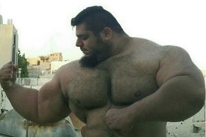(FOTO) NEMOJTE DA GA LJUTITE! Pogledajte zašto ovog bodibildera iz Irana porede sa Hulkom