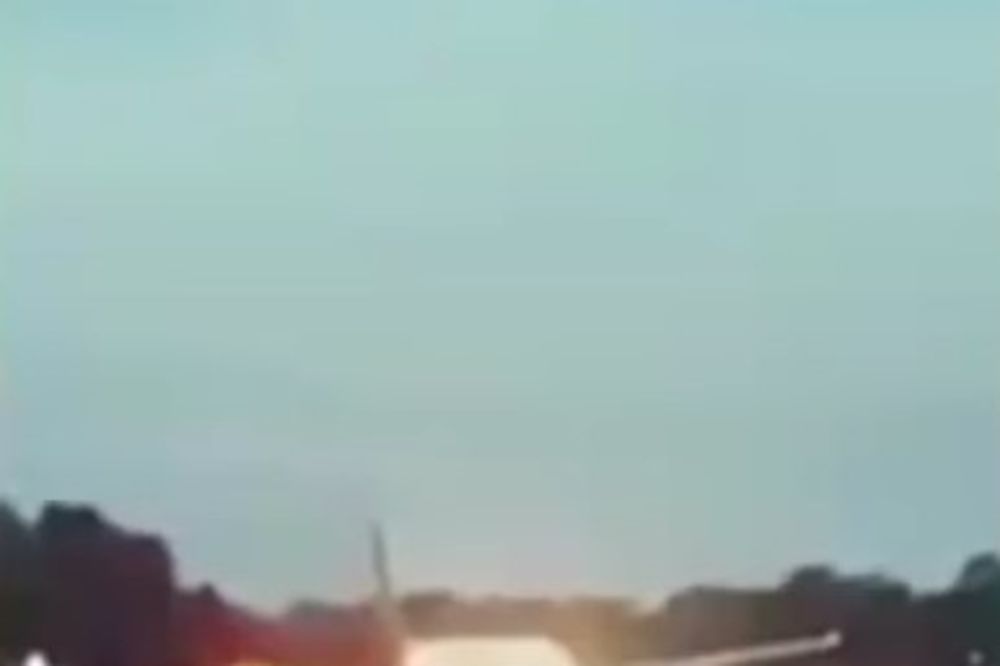 (VIDEO) DRAMA NA AERODROMU: Avion se zapalio posle prinudnog sletanja