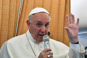 HOĆU DA VIDIM PAPU, VODITE ME ODMAH: Pomahnitali muškarac autom uleteo u Vatikan i drao se