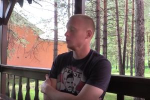 (VIDEO) Bivši igrač Vojvodine tokom intervjua u Rusiji nosio majicu Delija sa likom Marka Ivkovića