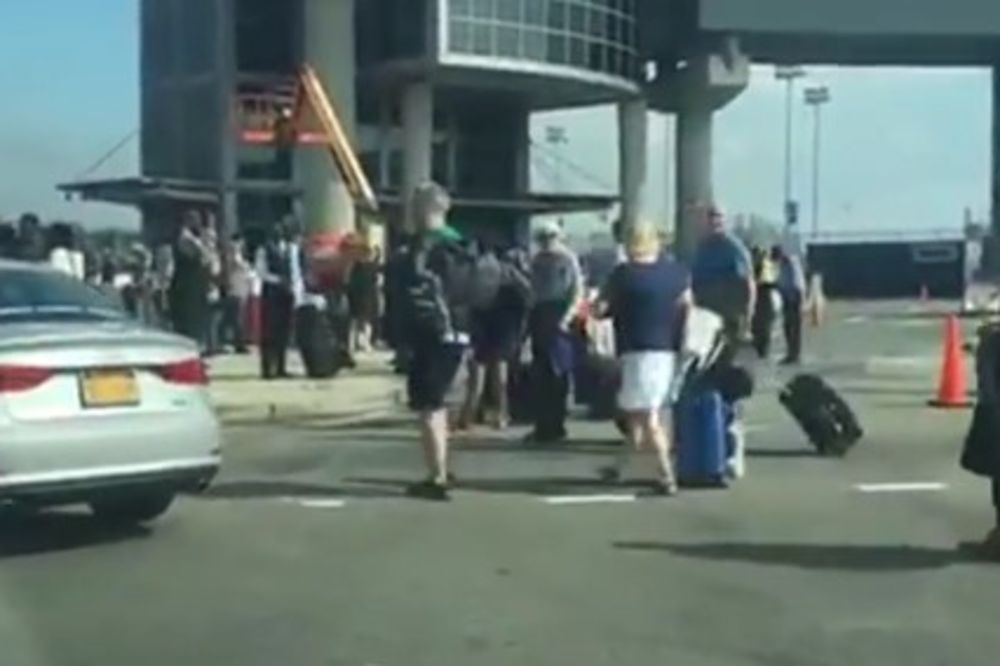 (VIDEO) PANIKA U NJUJORKU: Evakuisan terminal na aerodromu JFK zbog sumnjivog paketa!