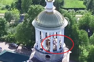 (VIDEO) VRHUNAC MEĐU CRKVENIM ZVONIMA: Dronom snimio seks na tornju čuvenog manastira