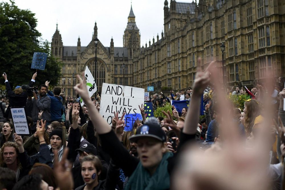 (FOTO, VIDEO) MARŠIRAJMO I SPREČIMO BREGZIT: Hiljade Britanaca protestuje na ulicama Londona