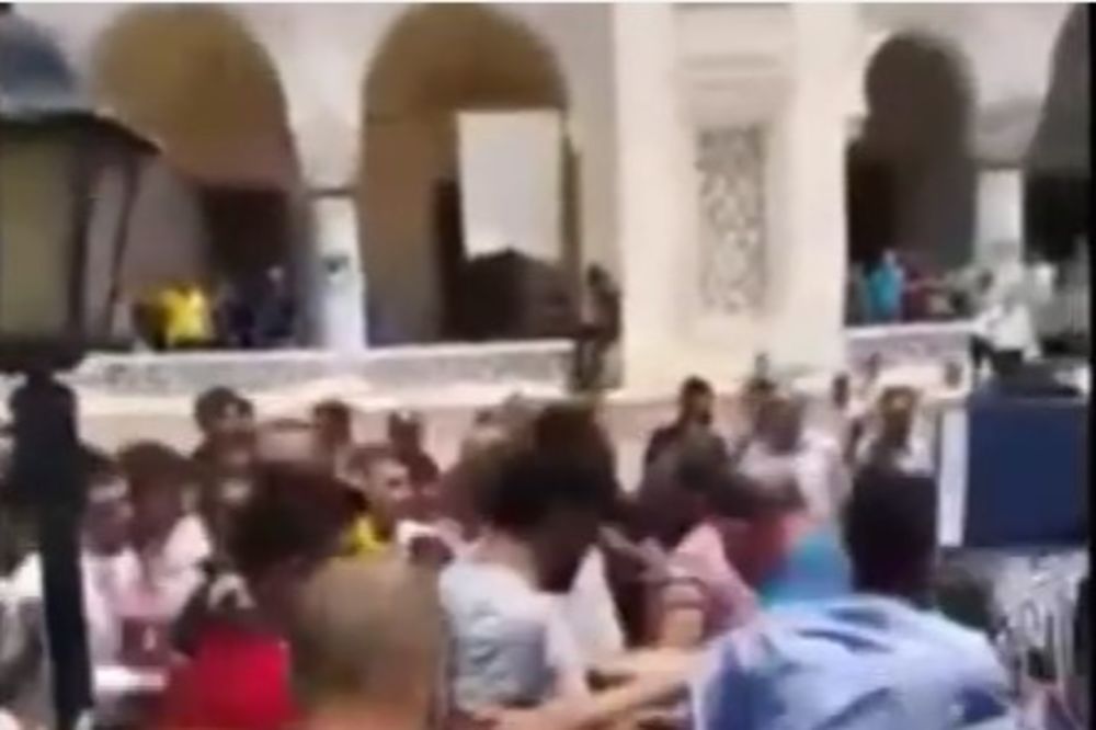 (VIDEO) NAPRAVIO BOMBU I OTIŠAO NA MOLITVU: Mladić u džamiji vikao da će se razneti, pa ga prebili