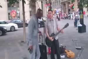 (VIDEO) SKROMNA ZVEZDA: Sil zapevao omiljenu pesmu sa uličnim sviračem