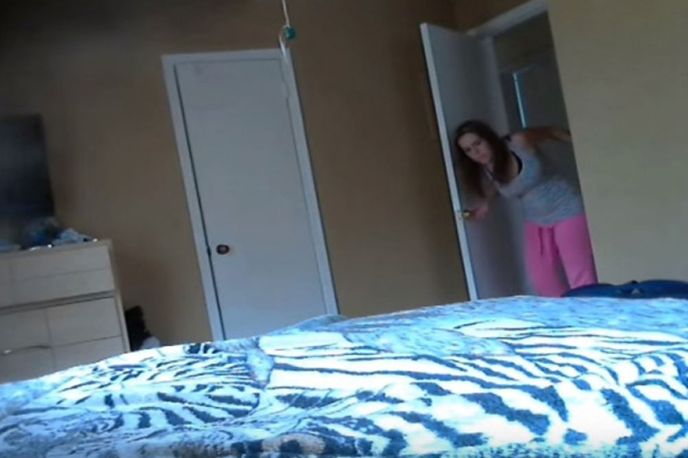 (VIDEO) Tajno je snimala cimerku u svojoj sobi: Snimak je zaprepastio!