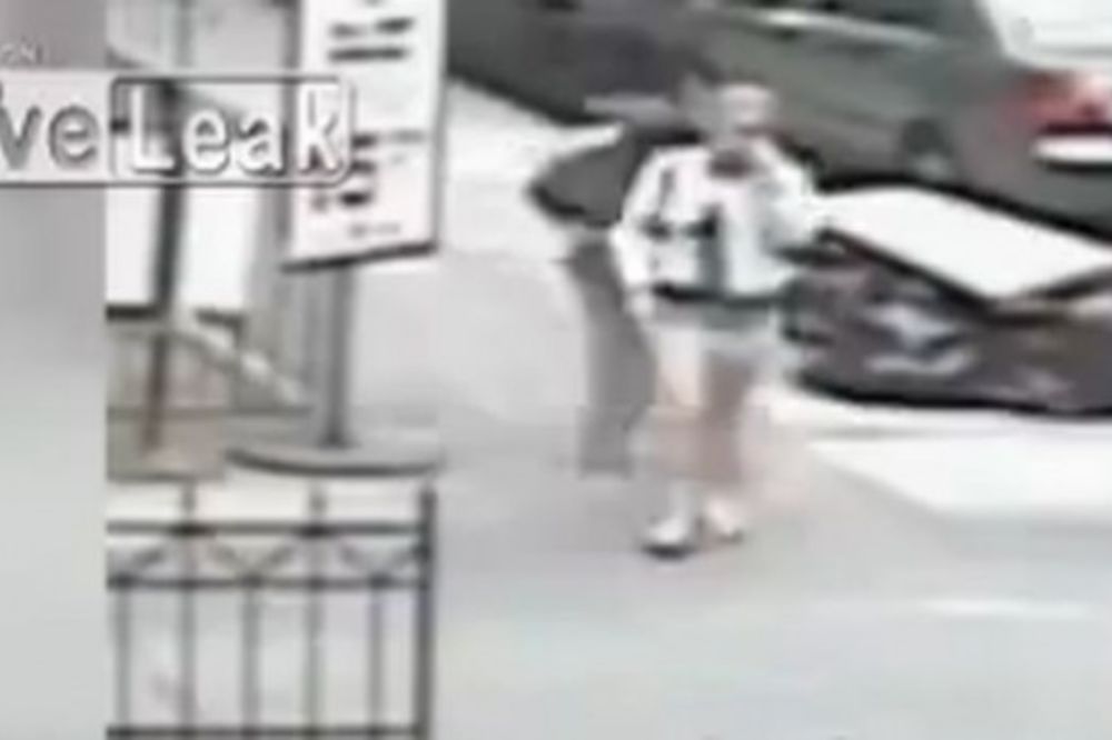 (VIDEO) Prišao je ženi na ulici otpozadi i uradio nešto nezamislivo!
