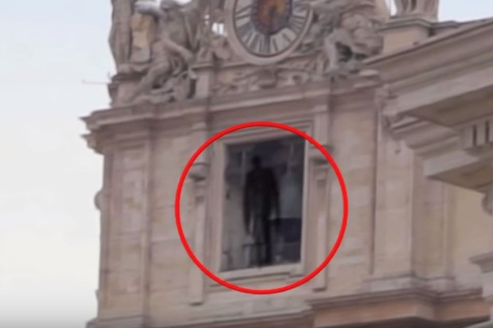 (VIDEO) ĐAVO USRED VATIKANA: Na prozoru crkve snimio nešto što ledi krv!