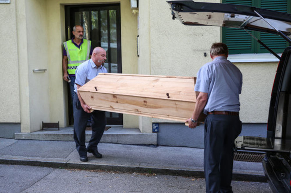 KRVAVA PORODIČNA SVAĐA U BEČU: Austrijanka nasmrt izbola kuhinskim nožem muža Bosanca pred dvoje dece! Ćerka pokušavala da spase oca! (FOTO)