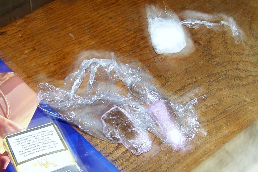ZAPLENA NA GRADINI: Otkriveno 150 grama hašiša u paklicama cigareta
