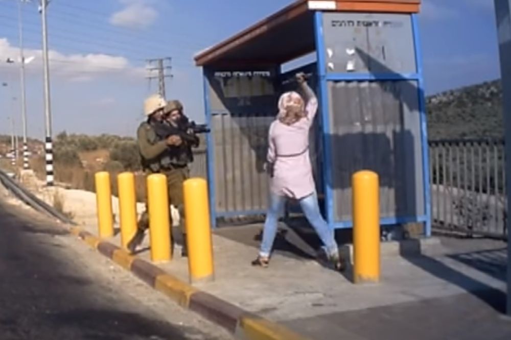 (UZNEMIRUJUĆI VIDEO) Palestinka nožem krenula na izraelske vojnike, a oni zapucali!