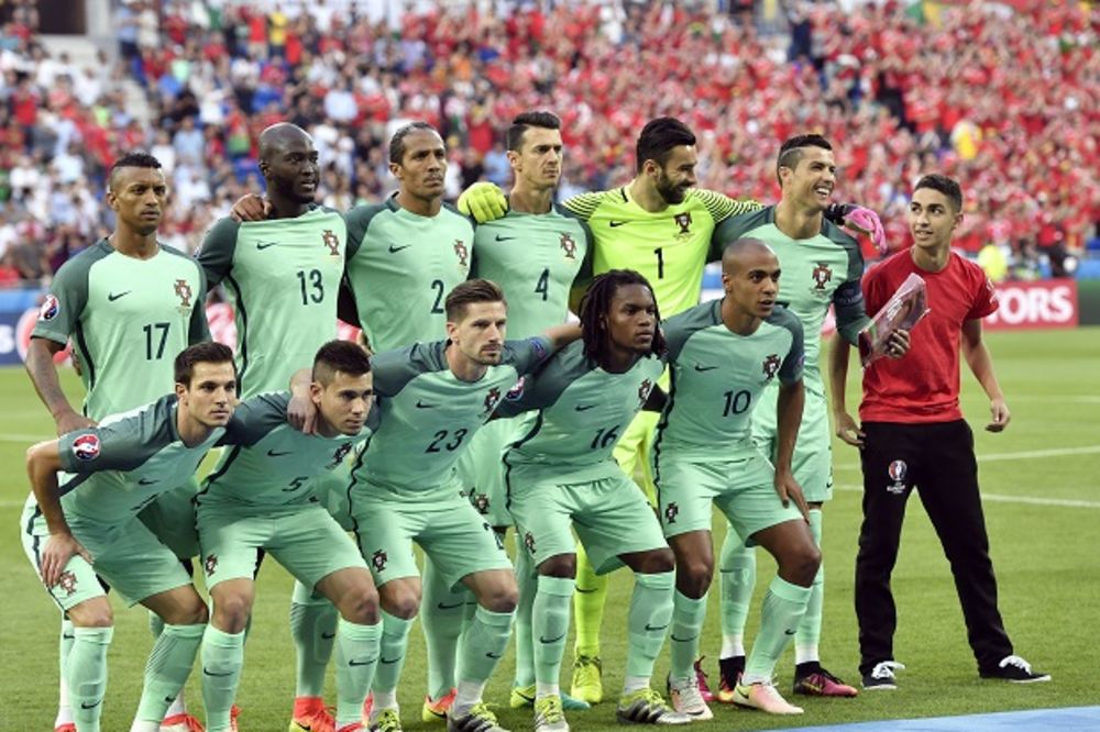 ZASMEJAO RONALDA, A NIKO NE ZNA KO JE: Tajanstveni momak se slikao sa fudbalerima Portugala