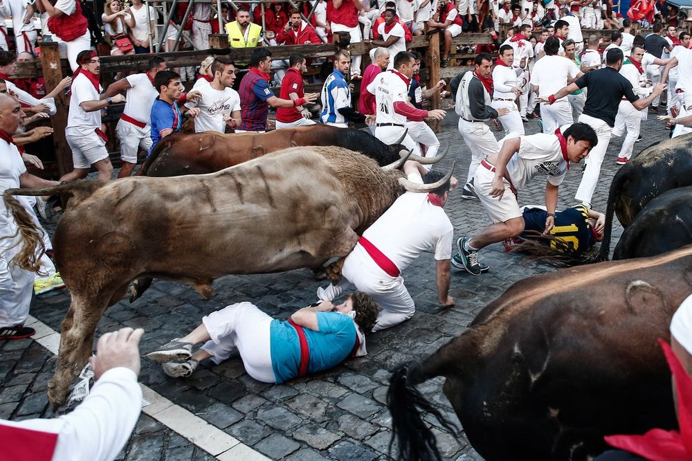 (VIDEO) FESTIVAL OPASAN PO ŽIVOT: U trci sa bikovima povređeno 5 ljudi