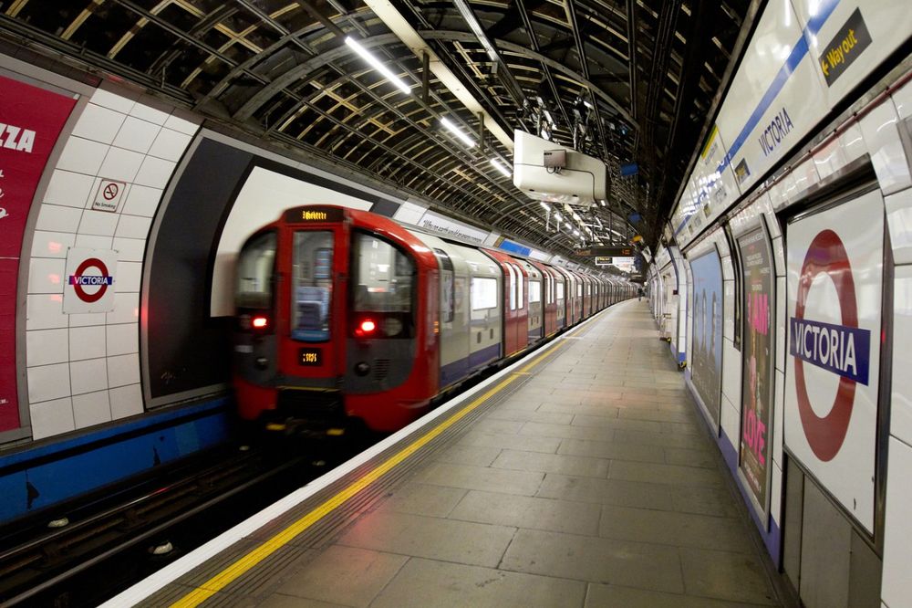 (VIDEO) PONOVO PANIKA U BRITANIJI: Policija evakuisala londonski metro