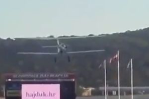 (VIDEO) GLEDAOCI U ŠOKU: Avion se usred utakmice sunovratio na Poljud