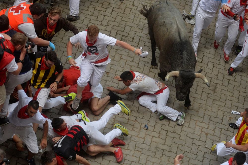 (FOTO, VIDEO) KRVAVI SAN FERMIN: U trci sa bikovima jedan Španac proboden, 12 povređeno