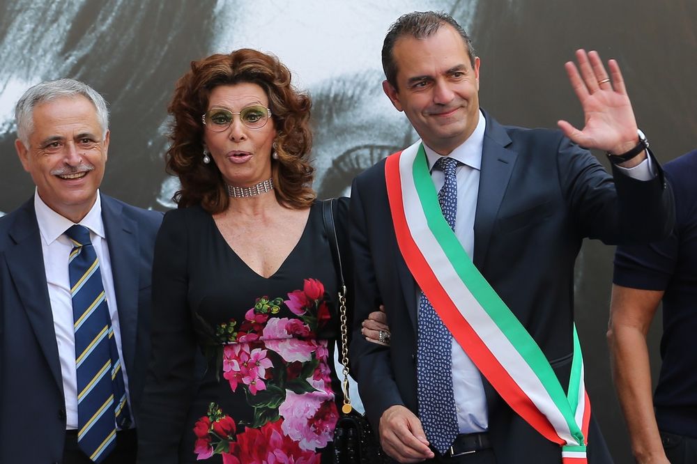 (FOTO) PRIZNANJE VEČITOJ LEPOTICI: Sofija Loren postala počasna građanka Napulja