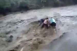 (VIDEO) NABUJALA REKA IH ODNELA U SMRT: Iznenadna bujica petoro ljudi gurnula niz vodopad