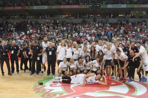 (FOTO) SLIKA GOVORI VIŠE OD REČI: Košarkašice i košarkaši Srbije zajedno proslavili plasman na OI