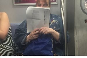 (FOTO) ZANIMLJIVO ŠTIVO: Kada vidite šta ova čita ova žena, šokiraćete se baš kao i tviteraši