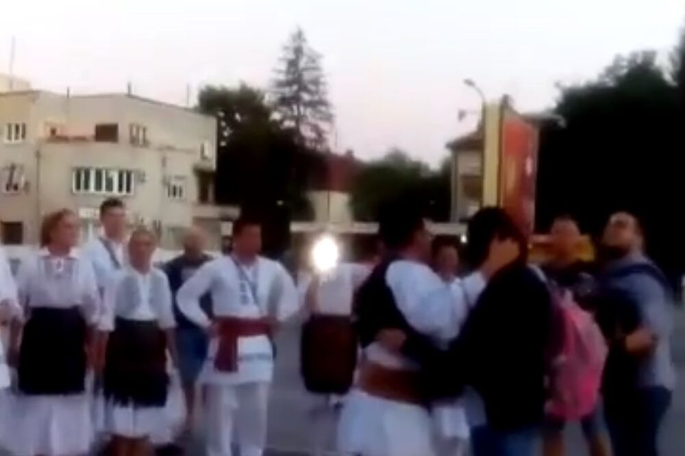 (VIDEO) NARAVNO, REKLA JE DA: Neobična prosidba u centru Banjaluke