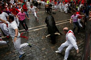 (FOTO) BIK PROBO AMERIKANCA U ŠPANIJI: Učestvovao u trci s bikovima, pa nagrabusio