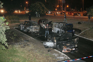POLICIJA TRAGA ZA PIROMANOM S NOVOG BEOGRADA: Zapalio BMW, plamen zahvatio i njegovu ruku