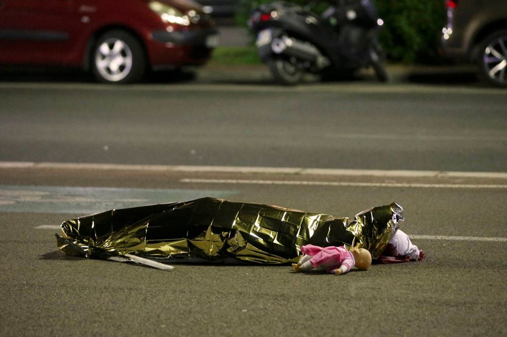 TUŽNA SLIKA NEDUŽNE ŽRTVE: Jedna fotografija postala je simbol sinoćnjeg jezivog pokolja u Nici
