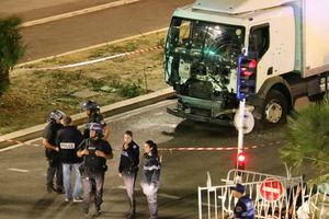 FRANCUZI BESNI NA POLICIJU: Teroristu iz Nice niko nije zaustavio, vozio je 4 minuta bez prestanka