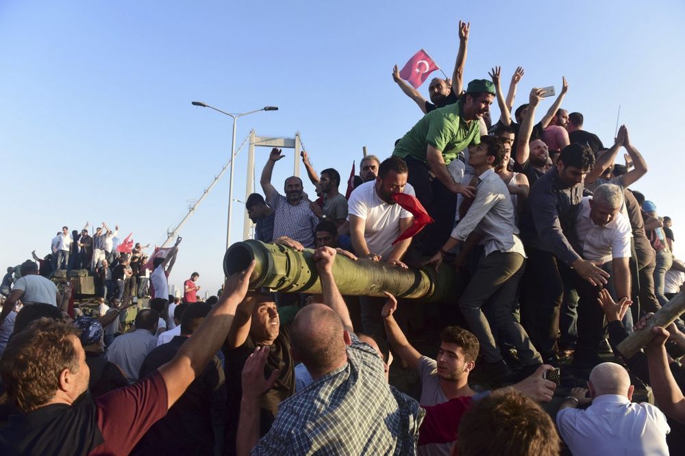 ČISTKA I DALJE TRAJE: Otpušteno još 10.000 državnih službenika zbog organizovanja puča u Turskoj