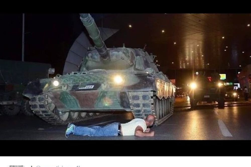 (FOTO) PAZARAC HEROJ TURSKE: Legao pred tenk da ga zaustavi