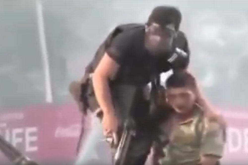 (VIDEO) DRAMA NA ULICAMA TURSKE: Policajac spasao vojnika od besne gomile