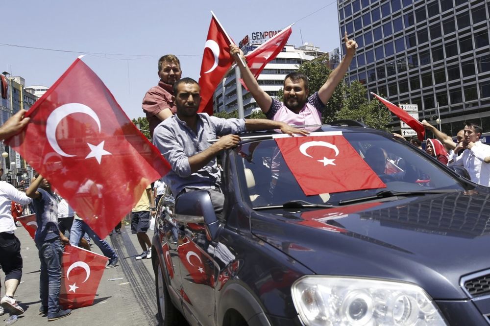 (FOTO) SLAVLJE U ANKARI: Ovako se vesele pristalice Erdogana!