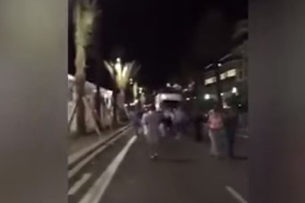 (VIDEO) OVAKO JE POČEO HOROR U NICI: Žena snimila trenutak kada je terorista počeo da gazi ljude