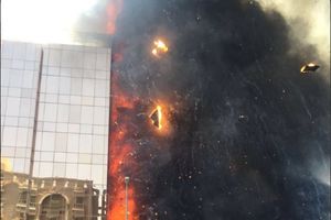 (FOTO,VIDEO) POŽAR U MEKI: Gori hotel, grad u oblaku dima