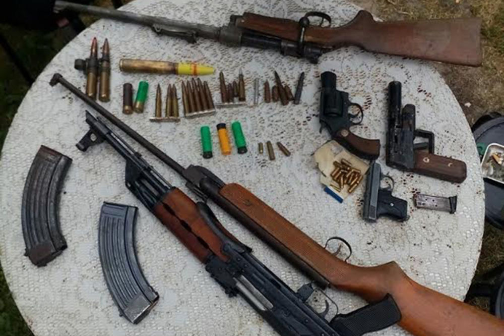ZAPLENJEN ARSENAL U BAČKOJ PALANCI: Pronađene 3 puške, 3 pištolja, detonator i municija