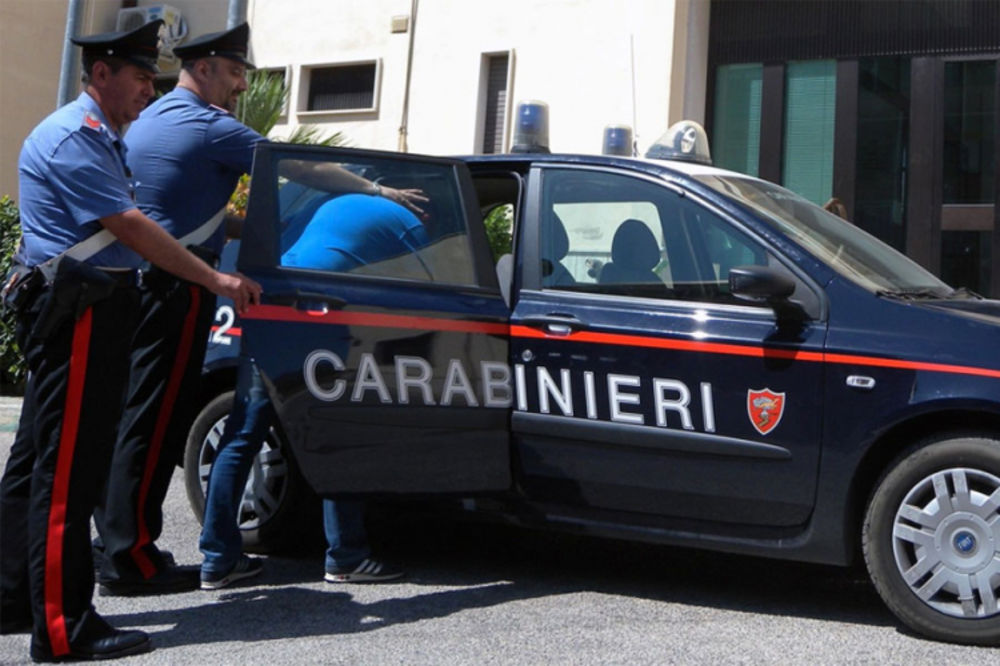 SRPKINJA POVELA DETE U PLJAČKU: Sa 4 šrafcigera obili vrata vile u Firenci, gazdarica zatekla lopove na delu!