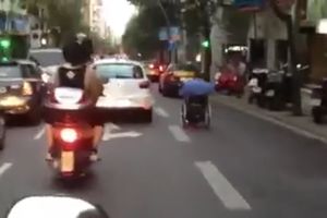 (VIDEO) POTPUNA LUDOST NA ULICAMA BARSELONE: U invalidskim kolicima preticao automobile