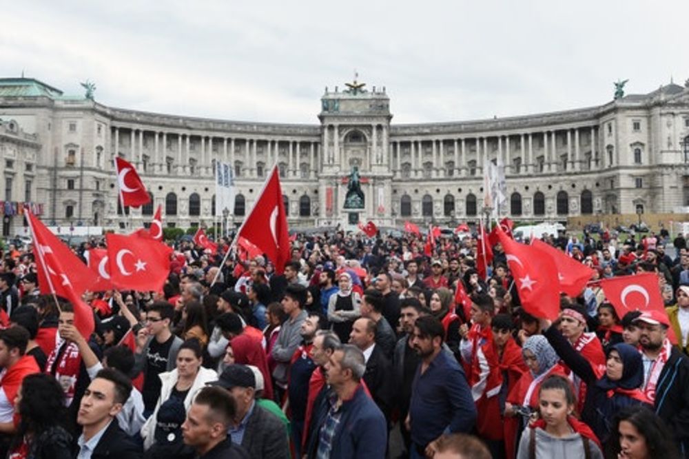 POLITIČARI SE DISTANCIRALI OD DEMONSTRACIJA TURAKA: Austrija nije mesto za vođenje turske politike!
