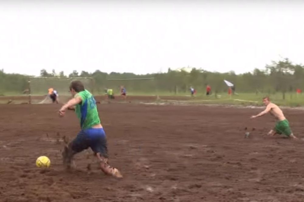 (VIDEO) U blatu do kolena: Evo kako izgleda ruski turnir u močvarnom fudbalu