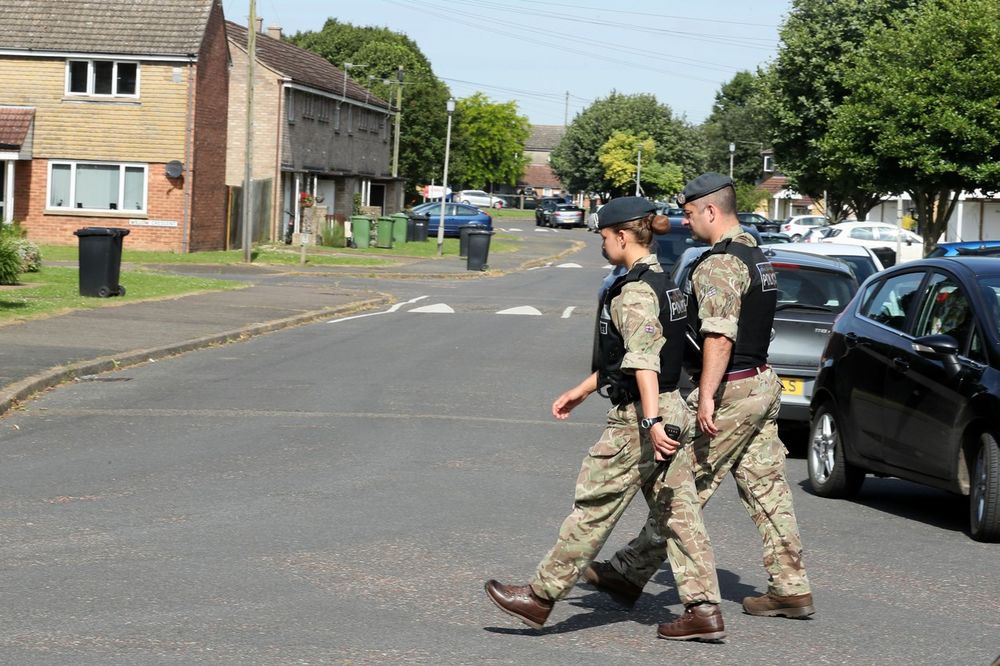 (VIDEO) INCIDENT U VOJNOJ BAZI U BRITANIJI: Čovek pretio nožem, sumnja se na terorizam