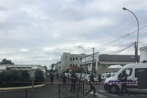PARIZ U PRIPRAVNOSTI: Specijalci pretresali kuće u blizini džamije, uhapšeno 20 ljudi!