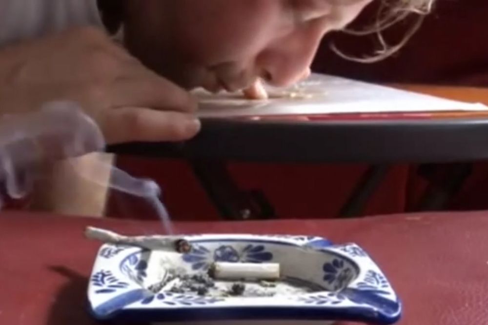 (VIDEO) NADUVANI SLIKAR: Ovaj umetnik ne slika četkicama, već dimom kanabisa