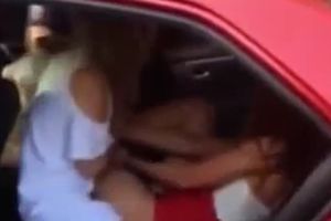 (VIDEO 18+) POLUGOLE RUSKINJE POTUKLE SE U TAKSIJU: Taksista se drao da izađu, ali su one nastavile