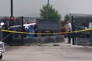 (VIDEO) NAPADNUT FBI: Vozač se kamionom zakucao u zaštitnu ogradu kancelarije u Pitsburgu