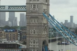 UZBUNA U LONDONU: Na kratko zatvoren Tauer bridž zbog pretnje samoubistvom