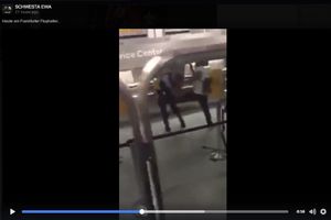 (VIDEO) PUTNIK PREBIO POLICAJCE NA AERODROMU: Na kraju ga smirila žena sa par reči