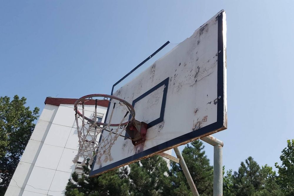 NJUJORČANI U PANICI: Sa terena za basket skinuto 1.700 obruča